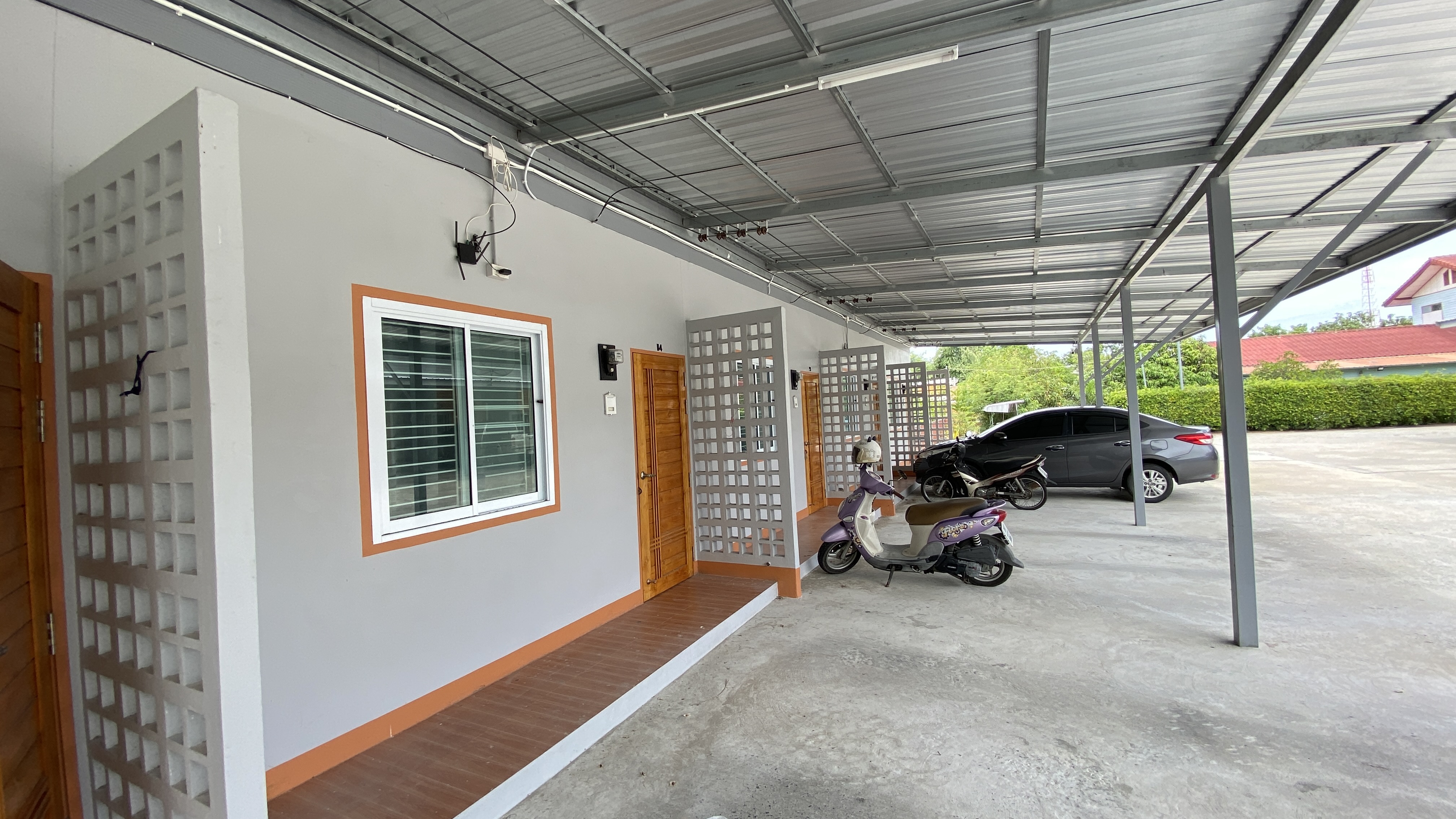 บรรยากาศบ้านนิโลบลและพื้นที่จอดรถหน้าห้อง