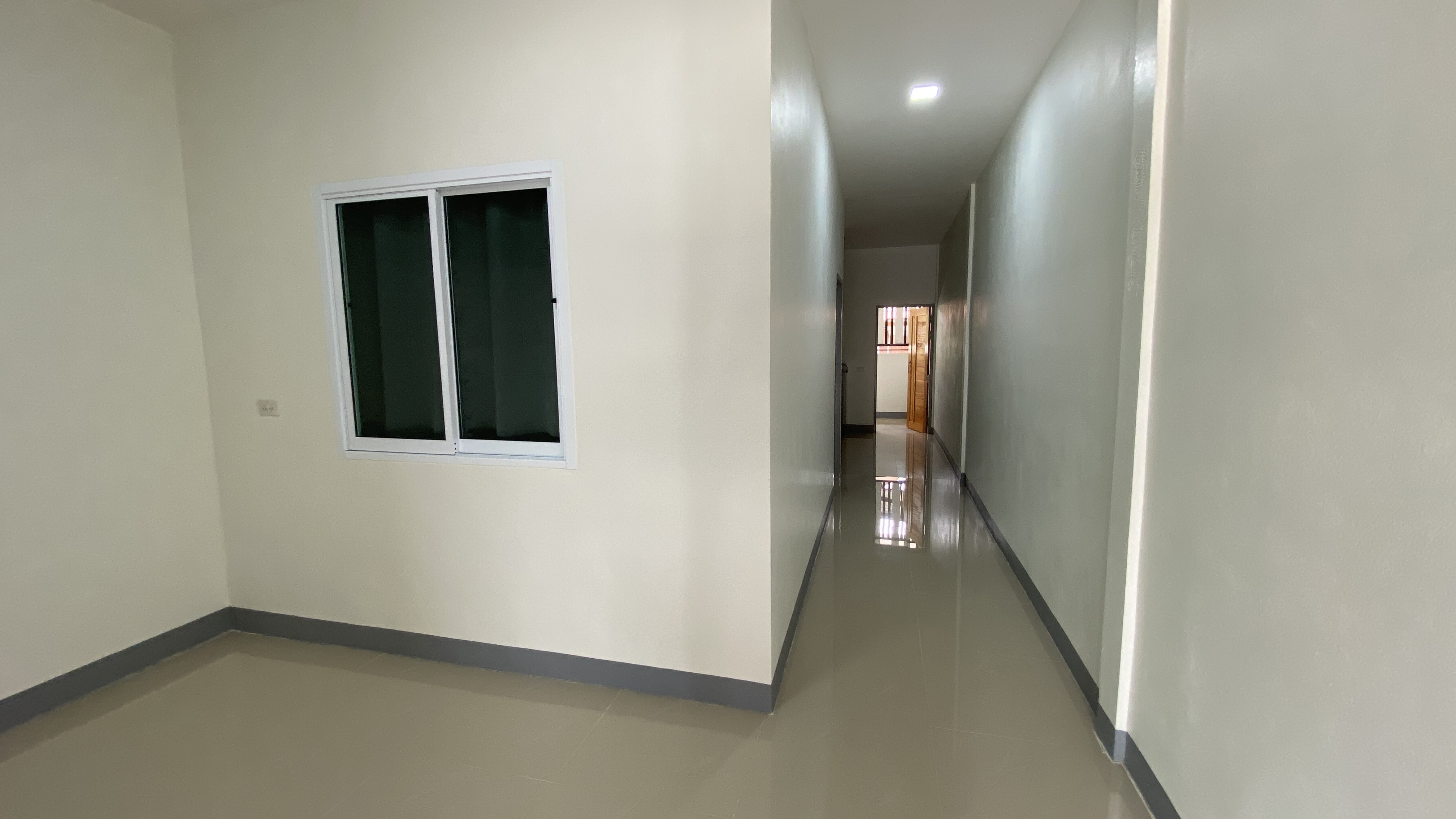 พื้นที่ภายในห้องและทางเดินไปด้านหลัง